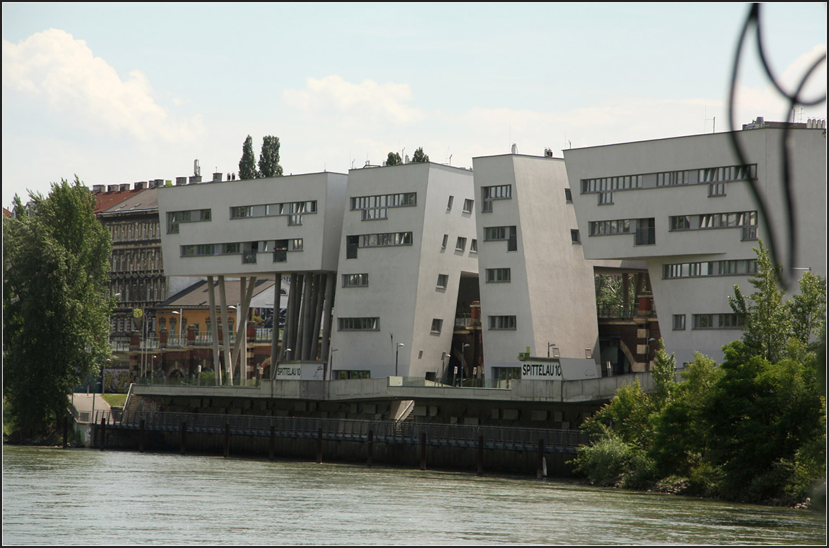 . Wohnbau Spittelau in Wien von Zaha Hadid -

Diese eigenwillige Wohnanlage aus dem Jahr 2005 steht direkt am Donaukanal in Wien-Spittelau.

Juni 2015 (Matthias)