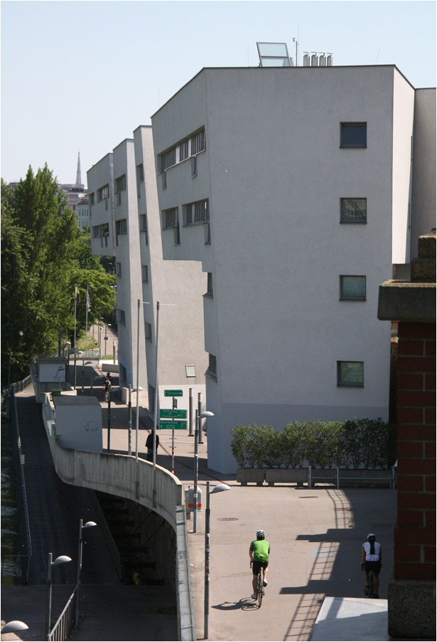 . Wohnbau Spittelau in Wien von Zaha Hadid -

Juni 2015 (Matthias)