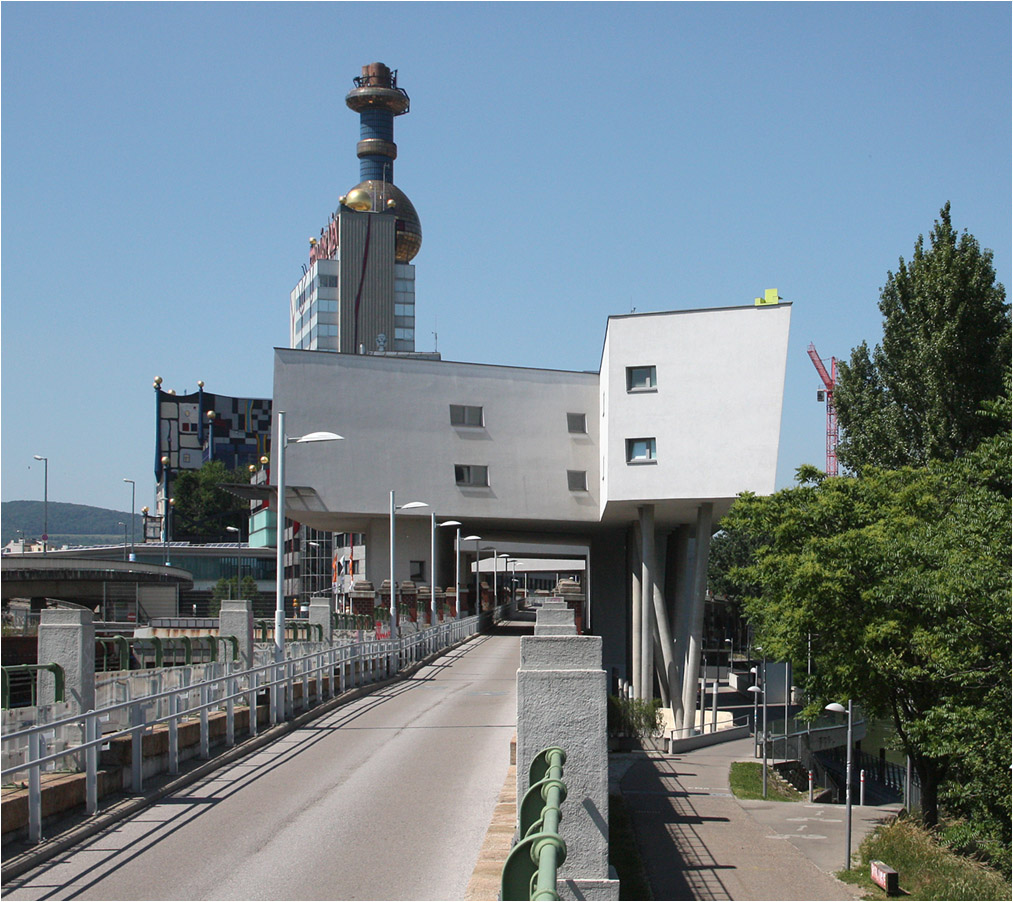 . Wohnbau Spittelau in Wien von Zaha Hadid -

Die ehemalige Trasse der Wiener Stadtbahn wurde zu einem Geh- und Radweg umgestaltet und unterquert die Wohnanlage.

Juni 2015 (Matthias)