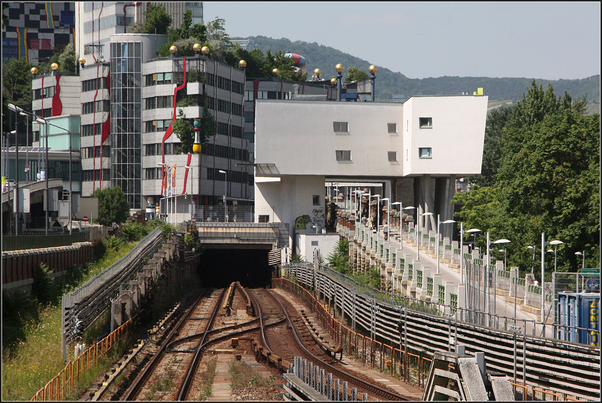 . Wohnbau Spittelau in Wien von Zaha Hadid -

Im Vordergrund die Gleise der U-Bahnlinie 4. 

Juni 2015 (Matthias)