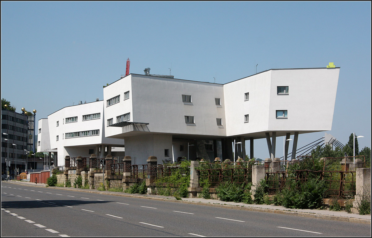 . Wohnbau Spittelau in Wien von Zaha Hadid -

Eine eigenwillige Wohnanlage wurde in Wien-Spittelau nach Plänen von Zaha Hadid über einer aufgelassenen Trasse der Wiener Stadtbahn errichtet. Viele Außenwände der teilweise aufgeständerten Baukörper sind schräg. Fertig war die Anlage im Jahr 2005.

http://www.zaha-hadid.com/architecture/spittelau-viaducts-housing-project/

Ansicht von Südwesten.

Juni 2015 (Matthias)