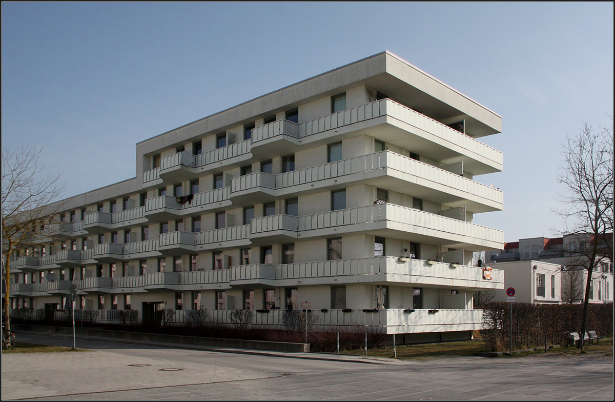 
. Wohnbebauung Helsinkistraße in München-Riem -

2004 wurde diese Wohnanlage der Münchner Architekten Hild und K fertiggestellt. Auffälliges Merkmal sind die Balkongelände.

http://www.hildundk.de/wohnbebauung-und-kita-helsinkistrasse/

März 2015 (Matthias)