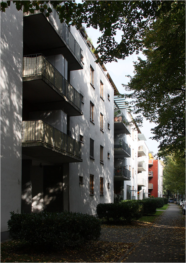 . Wohnen am Innenhafen in Duisburg -

Die südliche Wohnzeile entlang der Stresemannstraße.

Oktober 2014 (Matthias)