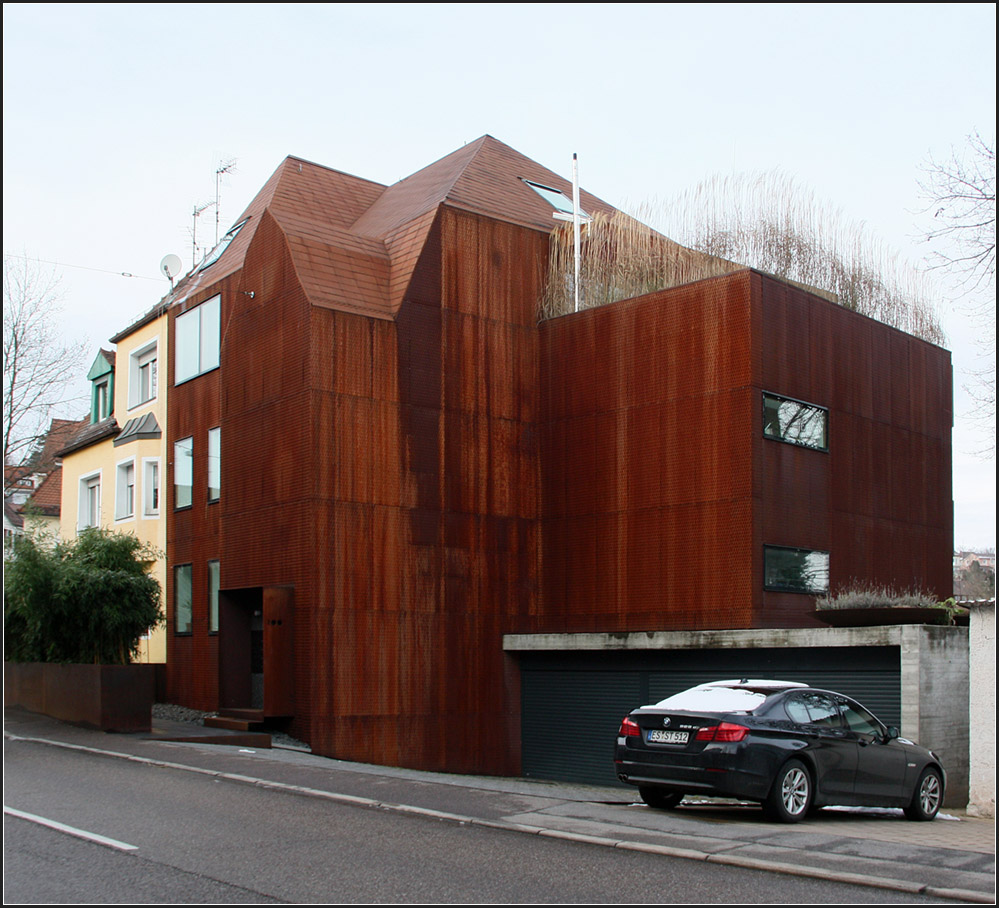 . Wohnhausumbau in Stuttgart -

Eine rostbraune Metallfassade erhielt dieses Wohngebäude in Stuttgart. Architekten: Scholl Architekten, Fertigstellung: 2010

Januar 2015 (Matthias)