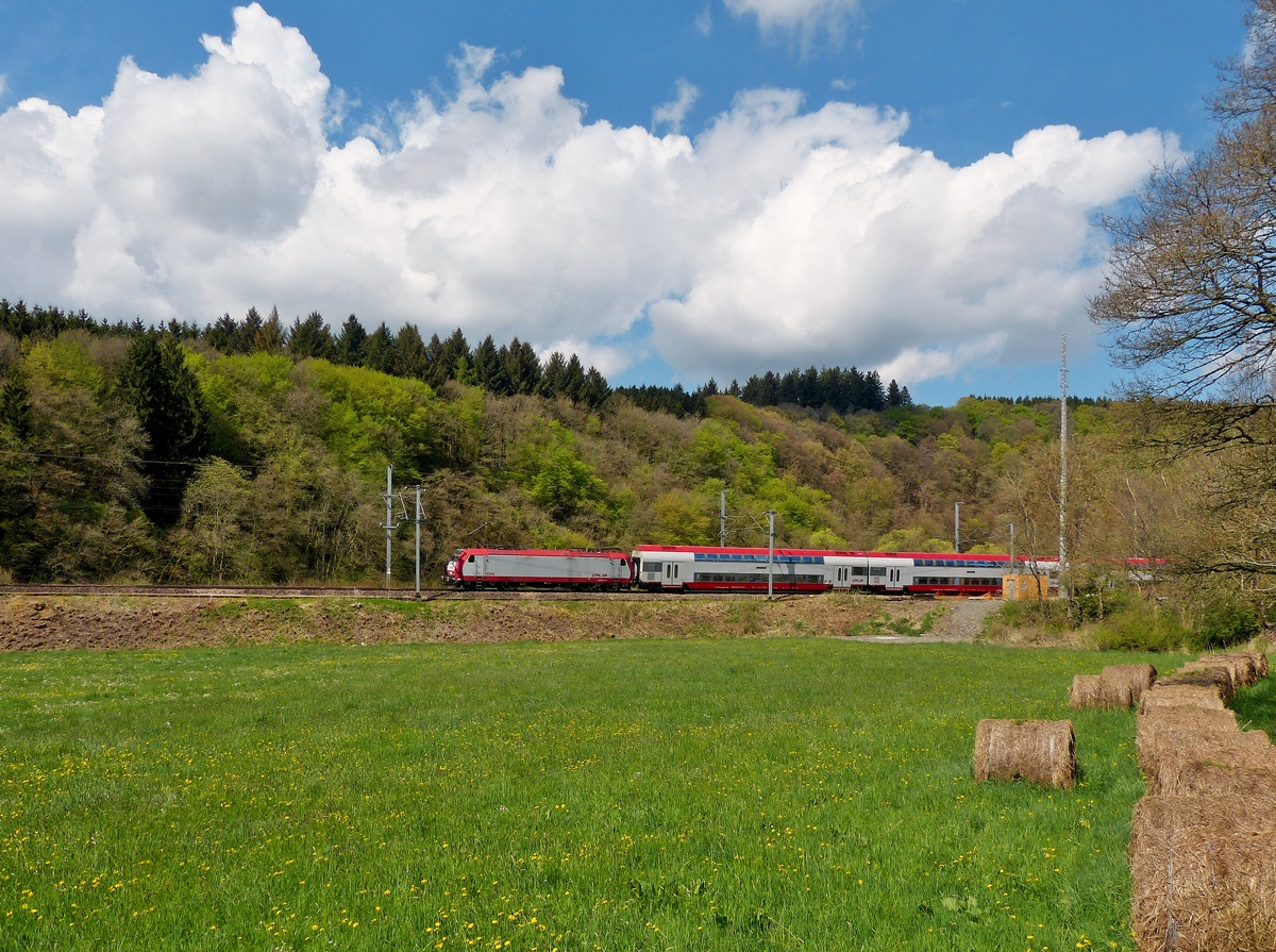 . Wolkenlotto im April - Etwas mehr Glck mit dem Wetter hatte ich am 23.04.2014, als der IR 3712 Luxembourg - Troisvierges durch das frhlingshafte Tal der Clerve zwischen Enscherange und Drauffelt fuhr. (Hans) 