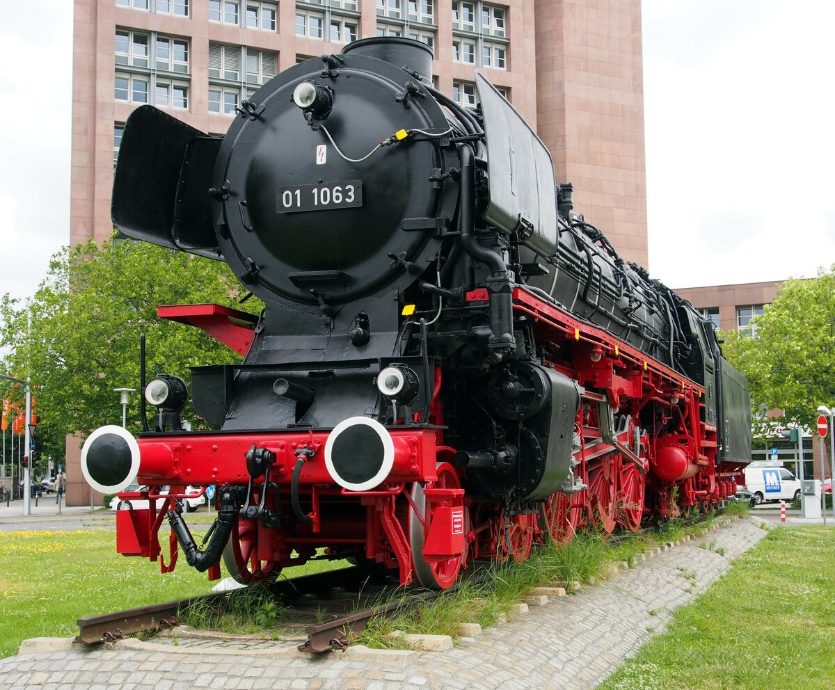01 1063 auf dem Denkmalssockel beim Braunschweiger Hauptbahnhof am 16.06.2014. Ich habe den Transport in der Nacht am 29.04.1977 auf Strassenroller durch Braunschweig erlebt. Der Tender wurde gesondert transportiert. Bei der Strassenbahn mussten Leitungen abgebaut oder angehoben werden.