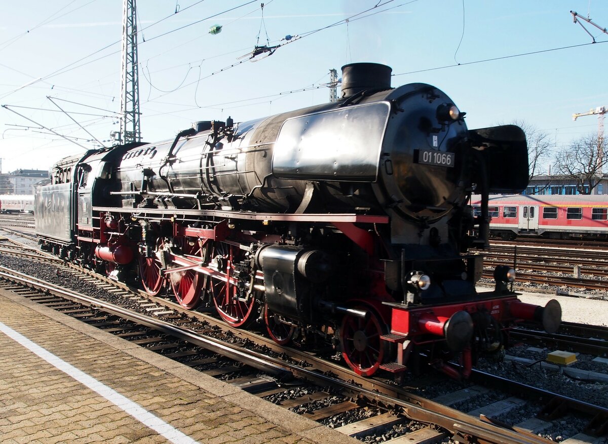 01 1066 von der UEF Abschiedsfahrt zur Hauptuntersuchung in Ulm am 10.12.2016.