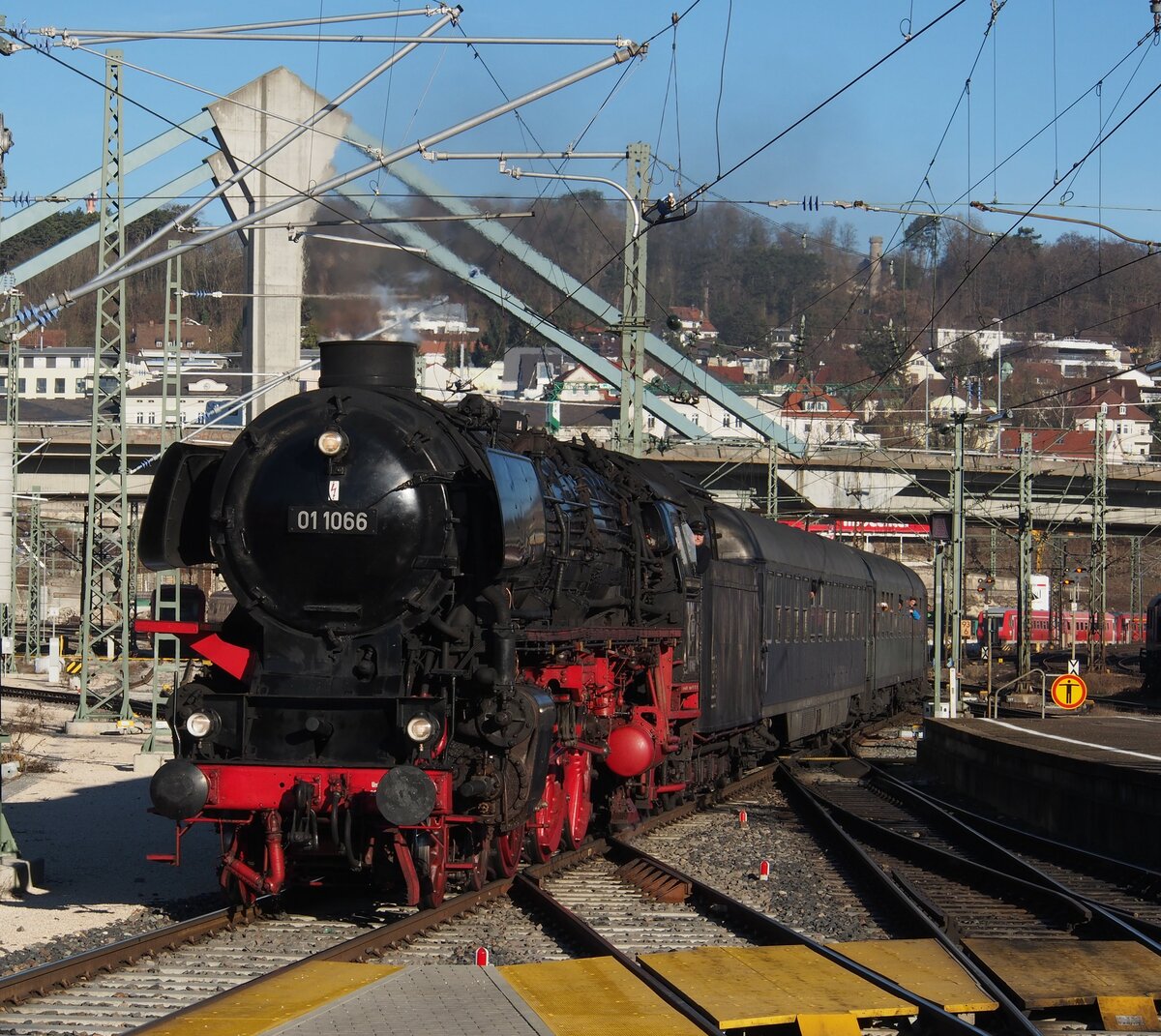 01 1066 der UEF auf Abschiedsfahrt in Ulm am 10.12.2016.