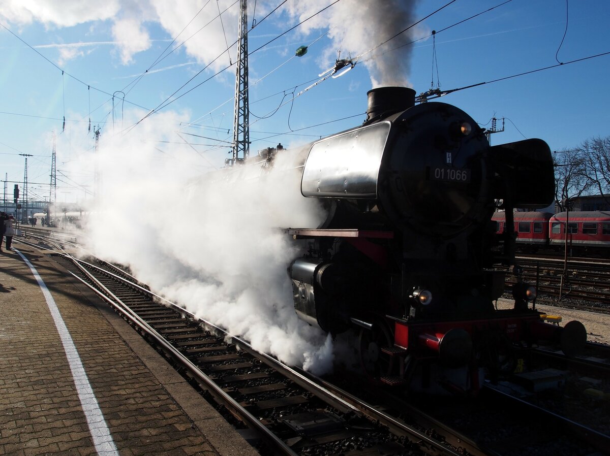 01 1066 der UEF in Ulm am 10.12.2016 bei der Abschiedsfahrt in die Hauptuntersuchung.