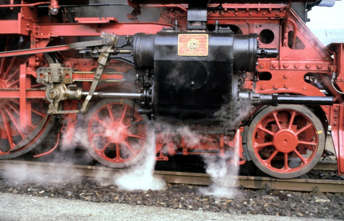 01 1100 beim Jubiläum 150 Jahre Deutsche Eisenbahn in Nürnberg am 14.09.1985. Detailaufnahme: Zylinder bei der Abfahrt.