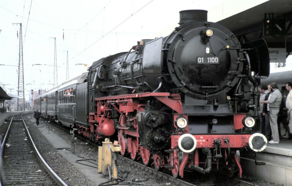 01 1100 mit Sonderzug beim Jubiläum 150 Jahre Deutsche Eisenbahn in Nürnberg am 14.09.1985.