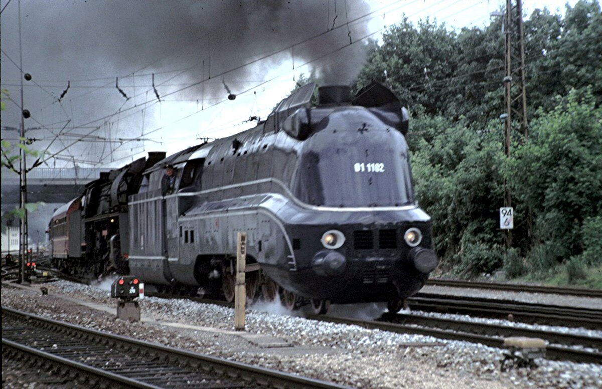 01 1102 und 01 519 in Ulm am 07.07.1996.
