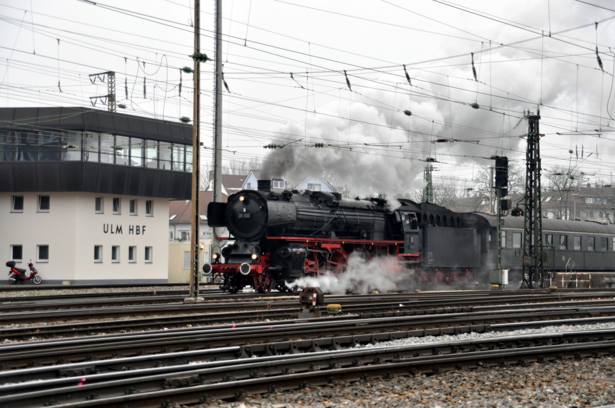 01 150 fährt am 14.12.2013 aus Ulm aus.