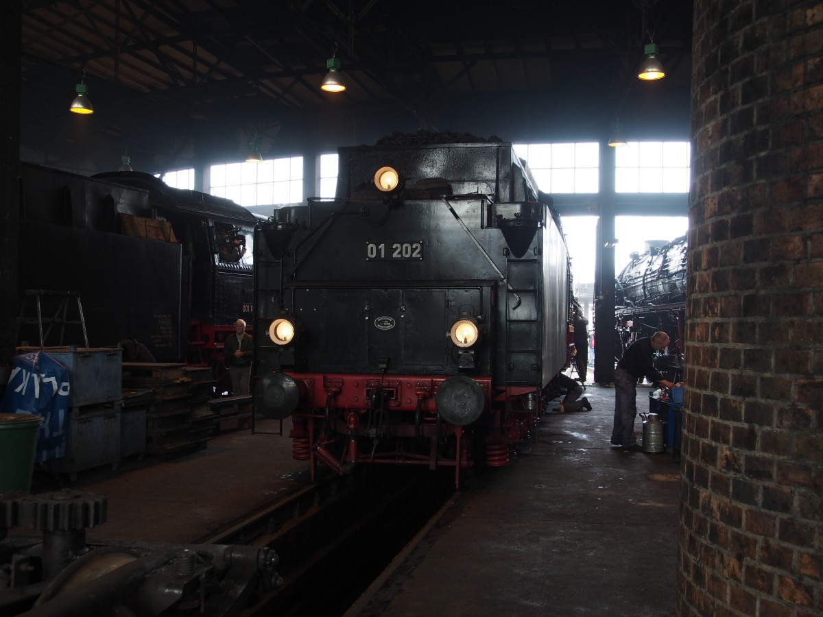 01 202 und 001 180-0, Schuppenatmosph�re beim 7. Dresdner Dampfloktreffen am 17.04.2015.