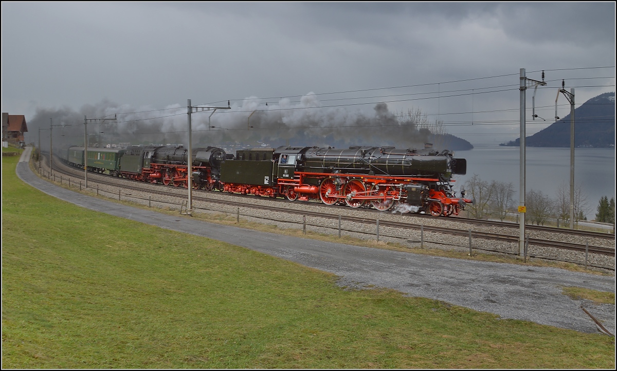 01 202 und 01 1066 mit ihrem Sonderzug München/Lyss-Locarno bei Immensee. März 2015.