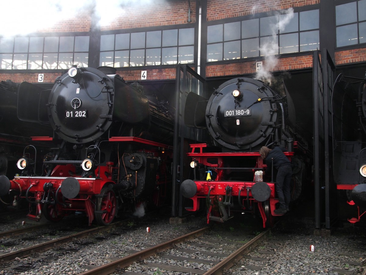 01 202 aus der Schweizund 001 180-9 vom Bayerischen Eisenbahnmuseum stehen beim 7. Dampfloktreffen im Schuppen des Bw Dresden Altstadt am 17.04.2015.