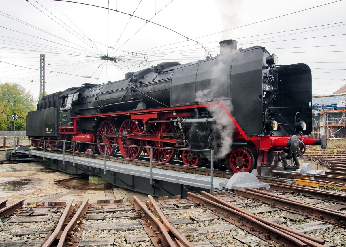 01 2066-7 wird auf der Drehscheibe im Bahnpark Augsburg am 11.10.2015 gedreht. Bahnfahrten zum Jubiläum 175 Jahre Bahnstrecke Augsburg - München.