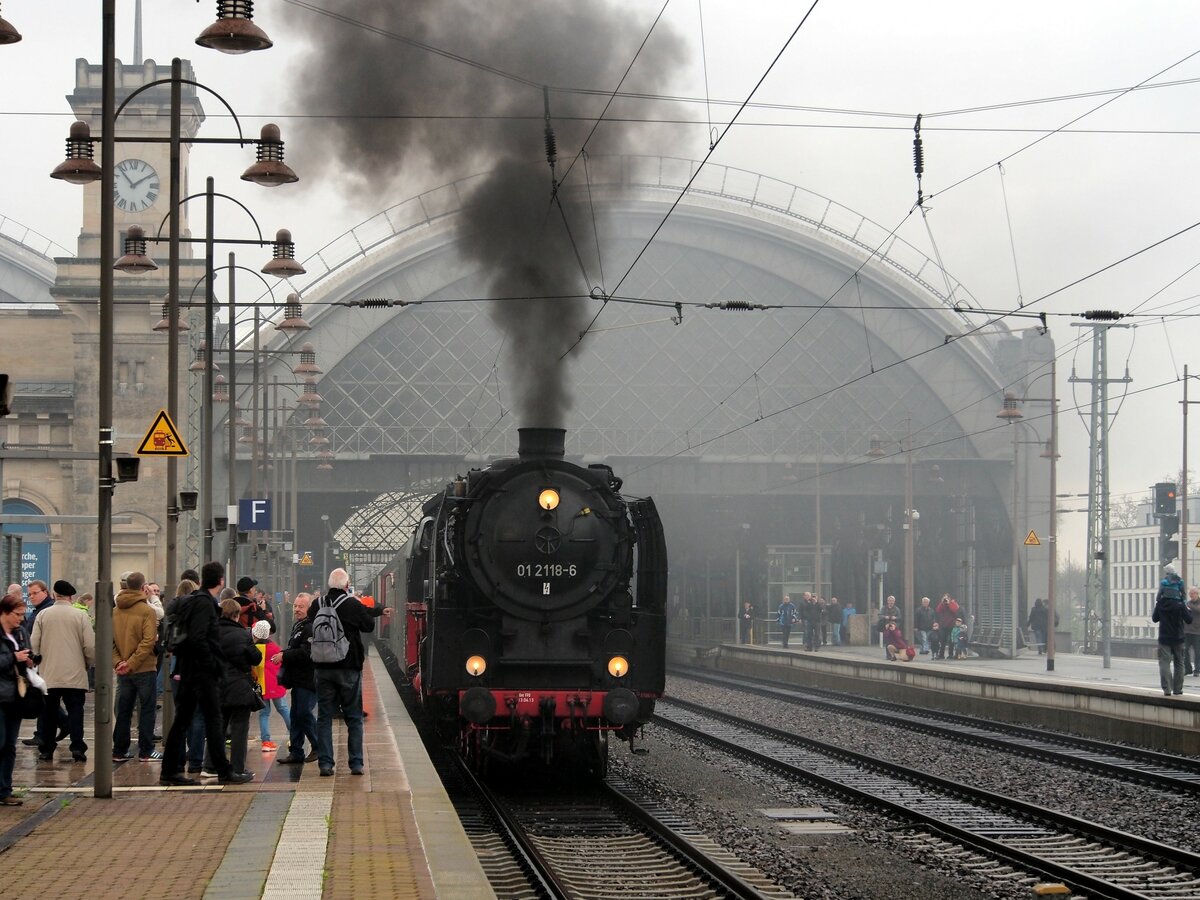 01 2118-6 Ausfahrt mit Sonderzug aus Dresden Hbf am 16.04.2016.