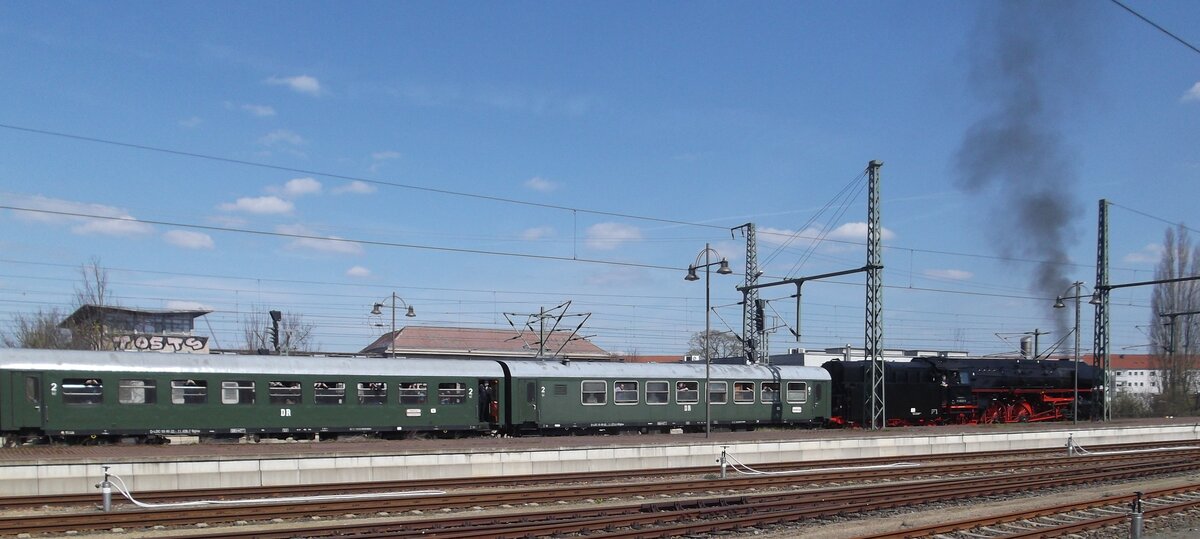 01 509 mit Sonderzug in Dresden Hbf Altstadt am 19.04.2015.