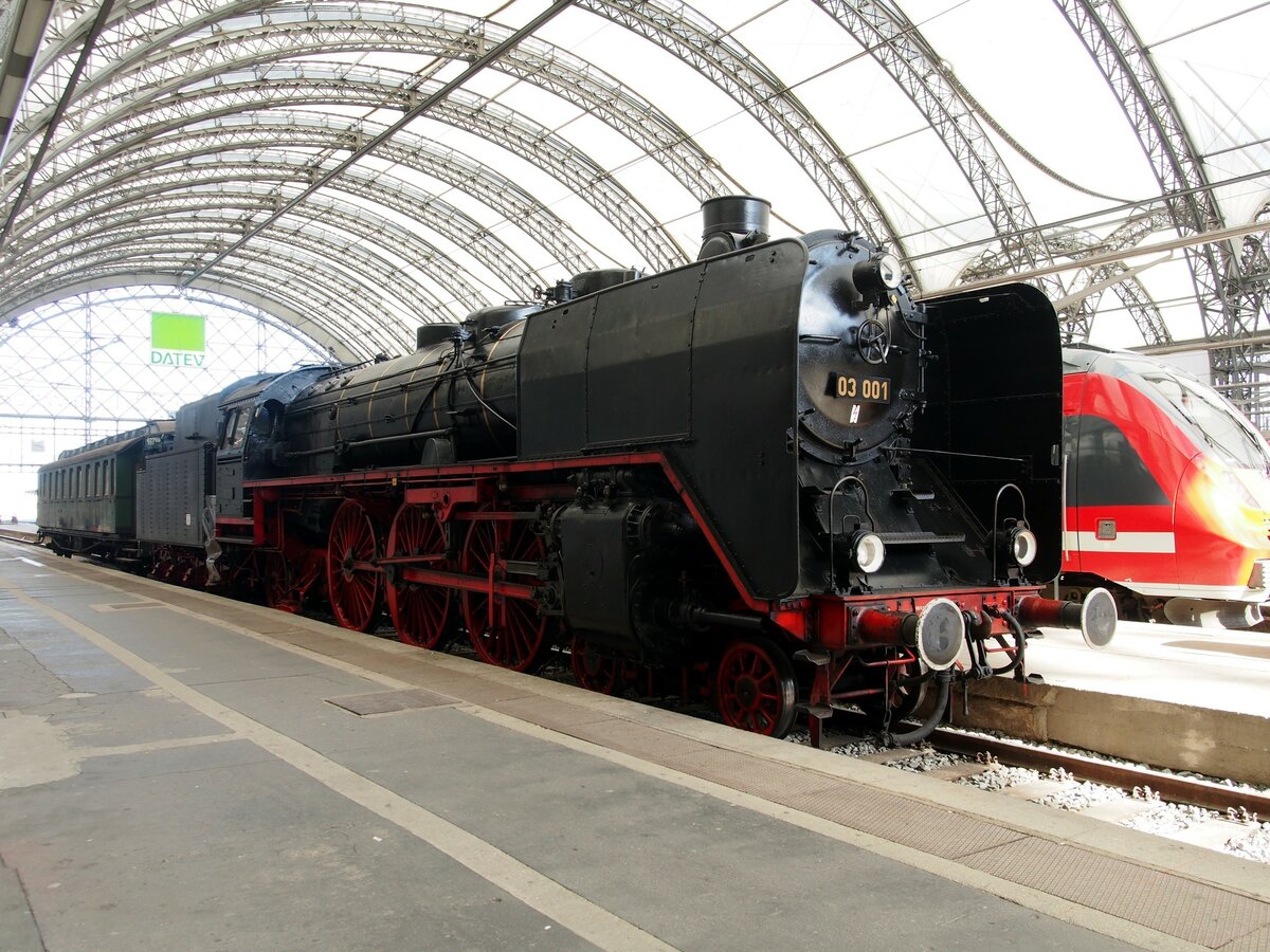 03 001 im Hbf Dresden Altstadt beim 7.Dampfloktreffen am 19.04.2015. 