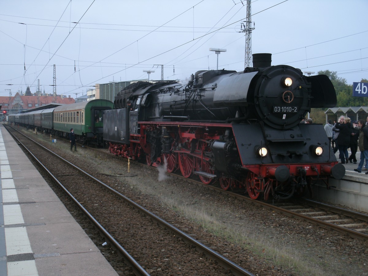 03 1010-2 setzte sich,am 12.Oktober 2013,an den Sonderzug D 25791 nach Cottbus in Stralsund.Die Lok fuhr wie in alten Zeiten �ber den gesamten Laufweg.