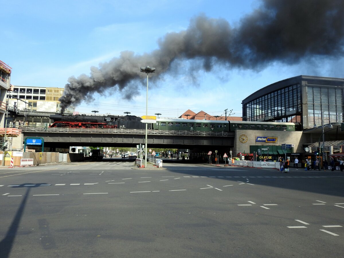 03 2155-4 fährt in Berlin aus Bahnhof Zoologischer Garten aus am 14.05.2017.