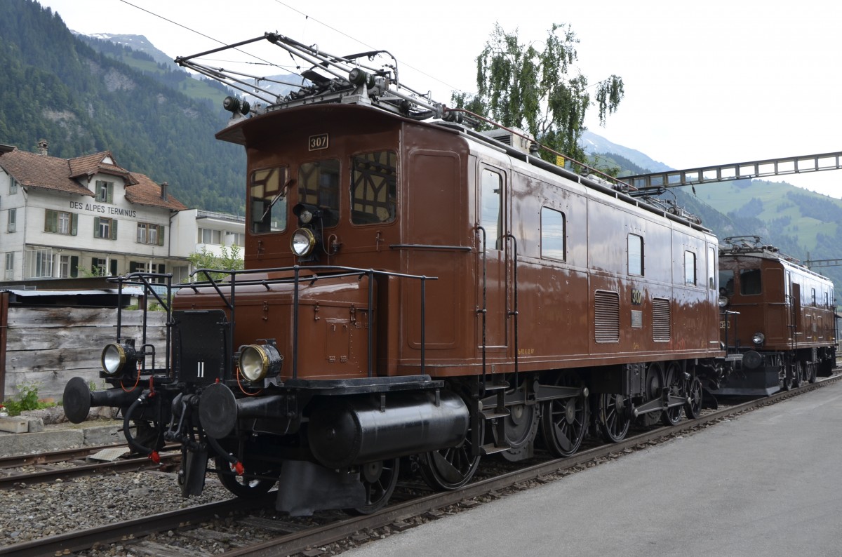 100 Jahre BLS: BLS Ce 4/6 307 am 28.06.2013 in Frutigen. Die Lokomotiven 301 - 307 wurden nach dem Ersten Weltkrieg infolge der Kohleknappheit beschafft. Da die Ce 4/6 vorwigend fr Nebenlinien bestimmt waren, sollte deren Triebachsdruck maximal 12 t aufweisen.
Baujahr/Hersteller: 1920/SLM-MFO, LP: 15,6 m, Dienstgewicht: 70 t, Leistung: 993 kW/1350 PS, Vmax: 65 km/h