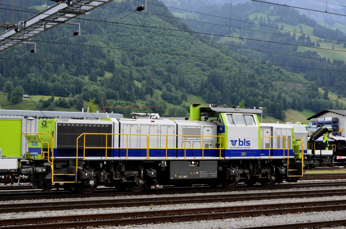 100 Jahre BLS: MaK G 1700BB 9285 8843 502-6 CH-BLS am 29.06.2013 bei Pendelfahrten im Bahnhof Frutigen.
Hersteller: Vossloh, Baujahr: 2006 (Ausl. an BLS am 19.08.2006), Leistung:1500 kW/2040 PS, Vmax: 100 km/h, Lnge: 15,20 m