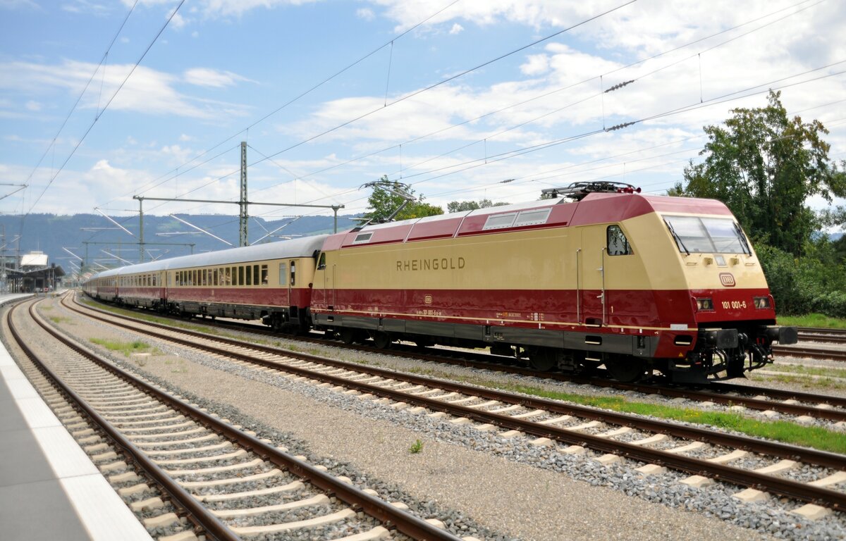 101 001-6 mit AKE TEE Rheingold in Lindau-Reutin am 12.08.2023.