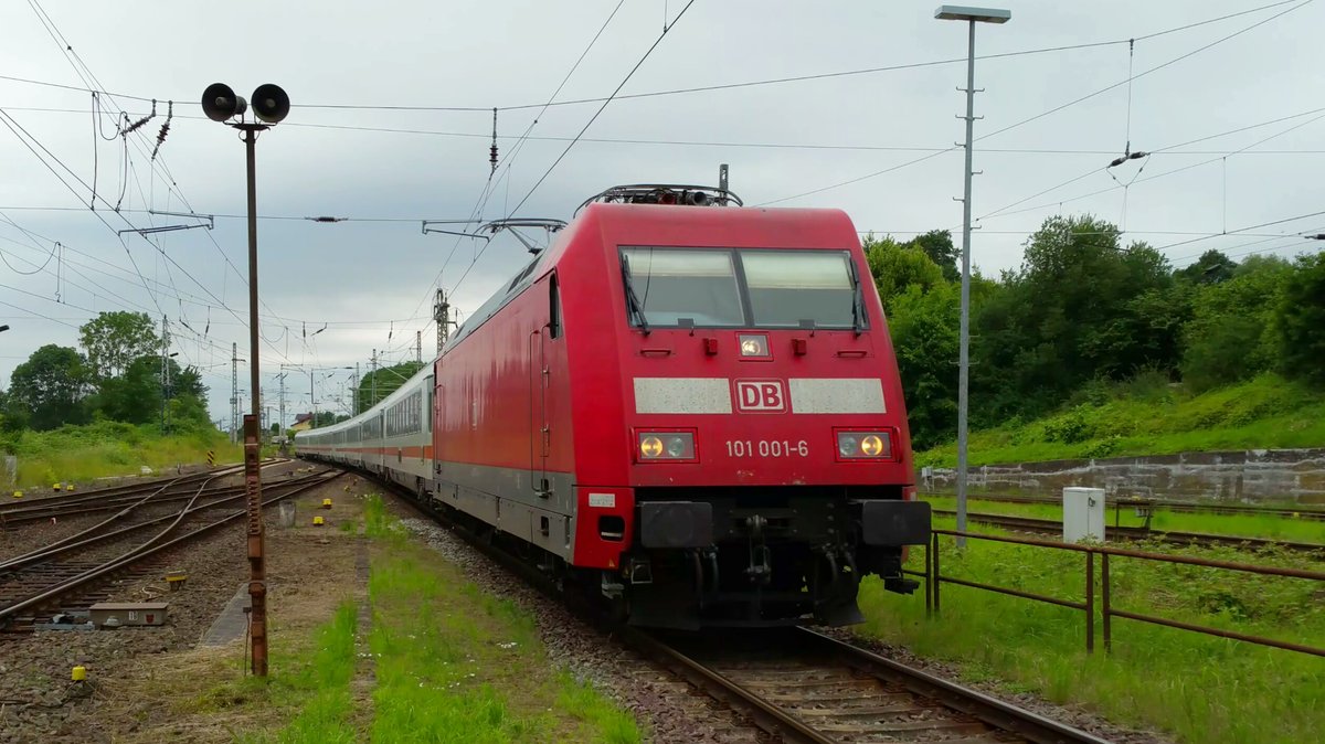 101 001 mit IC 2408(K�ln-Stralsund)bei der Einfahrt am 16.07.2016 in Bad Kleinen.