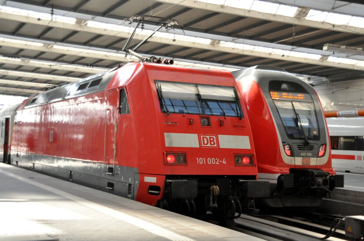 101 002 und 445 096 in M�nchen Hbf am 04.06.2022.
