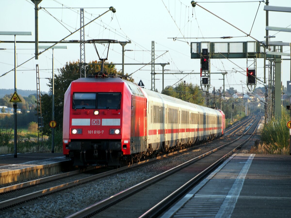 101 010-7 und 101 033-9 mit IC im Sandwich in Burgau am 09.10.2021.