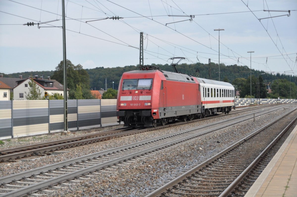 101 012-3 mit der Rückführung eines reparierten IC-Wagens in Amstetten am 17.09.2011.
