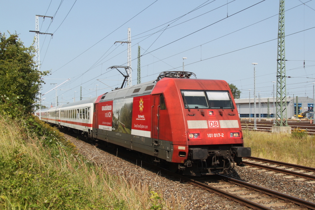 101 017-2 mit IC 2239 (Warnem�nde-Leipzig)bei der Ausfahrt im Rostocker Hbf.14.08.2015