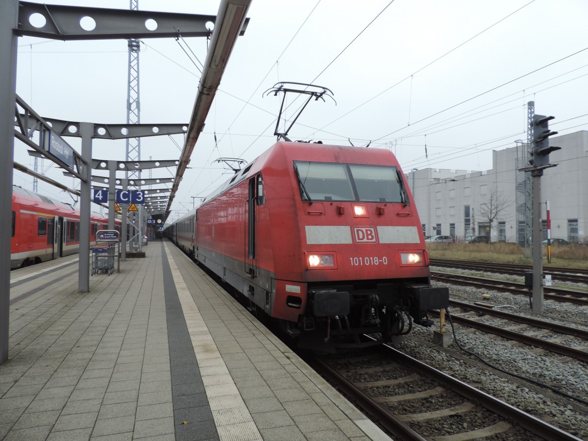 101 018 mit IC 2301(Rostock-M�nchen)kurz vor der Ausfahrt im Rostocker Hbf.02.01.2016