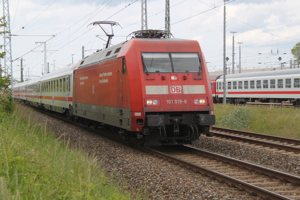 101 019-8 mit IC 2239(Warnem�nde-Leipzig)bei der Ausfahrt im Rostocker Hbf.29.05.2015