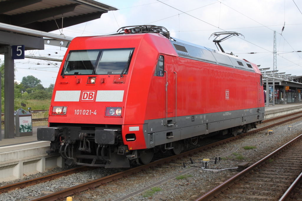 101 021-4 wartete am 18.06.2016 auf den CNL-Nachtzug 470 Sirius von Z�rich nach Ostseebad Binz im Rostocker Hbf.