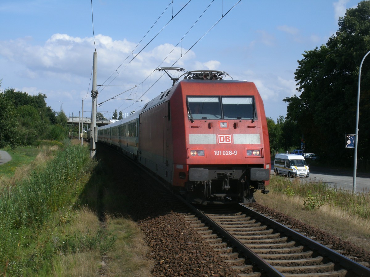 101 028-9 kam mit dem IC 2289 Stralsund-Hamburg Altona,am 21.August 2013,durch Stralsund Grnhufe.