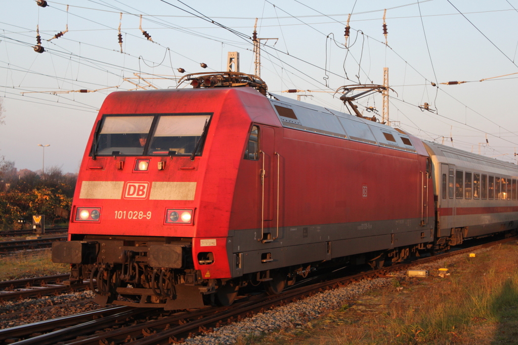 101 028-9 mit IC 2217(Stralsund-Stuttgart)bei der Ausfahrt am 17.11.2018 im Rostocker Hbf.