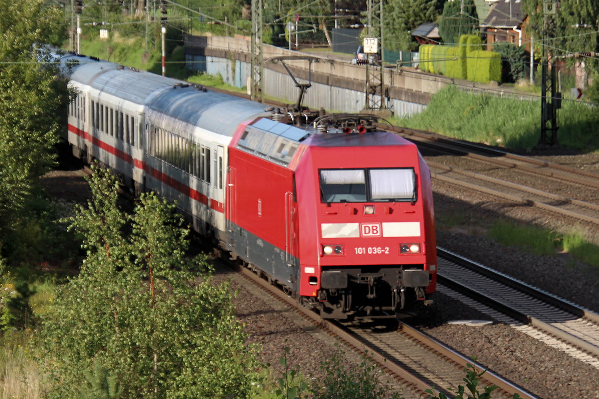 101 036-2 kommt aus Hamburg angerauscht. Tostedt, 26.07.2020