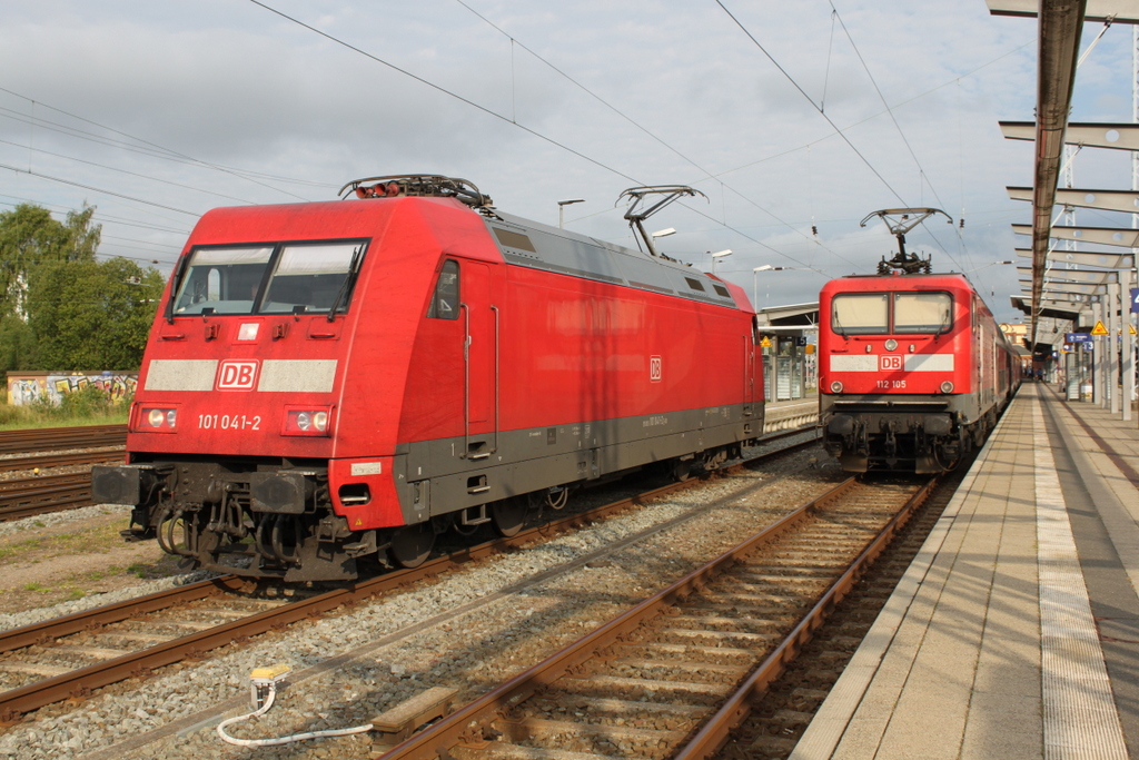 101 041-2 musste am Morgen des 27.08.2016 auf den CNL 470 Z�rich-Binz im Rostocker Hbf warten.