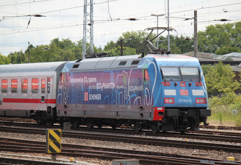 101 042-0  Ecophant mit IC 2239(Warnem�nde-Leipzig)bei der Ausfahrt im Rostocker Hbf.26.06.2015
