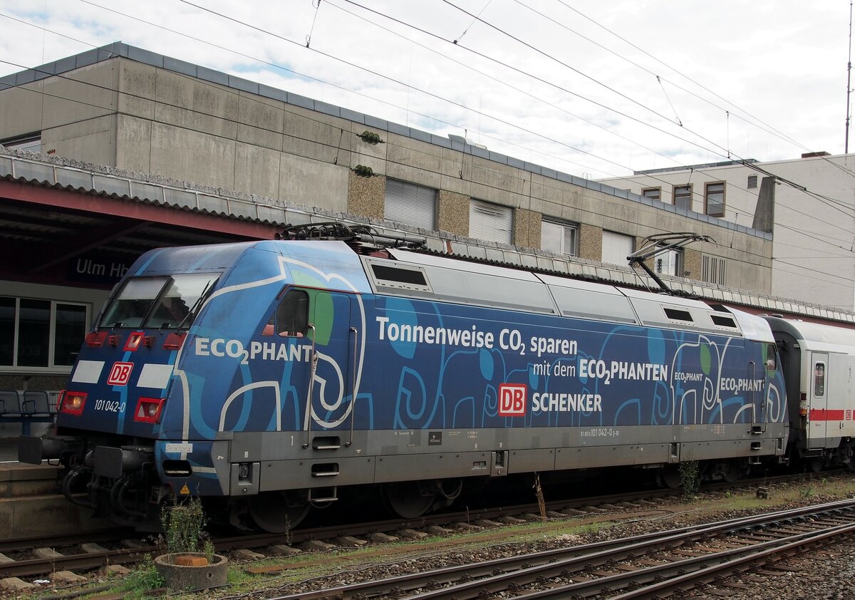 101 042-0 mit Werbung Ecophant und IC in Ulm am 19.09.2015.