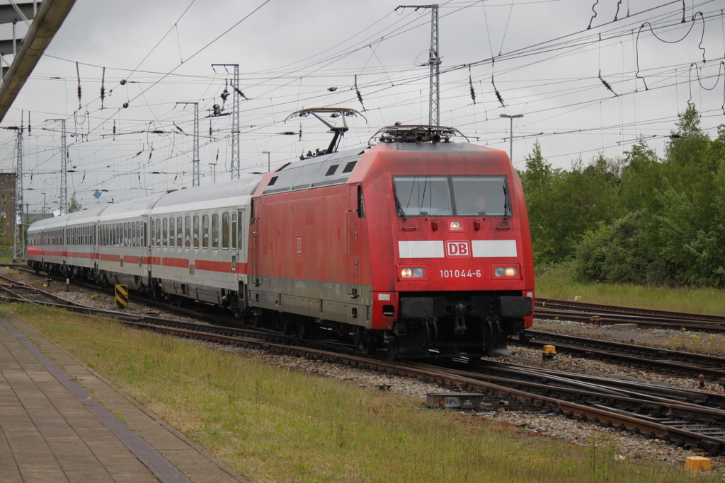 101 044-6 mit IC 2238(Leipzig-Warnem�nde)bei der Einfahrt im Rostocker Hbf.23.05.2015