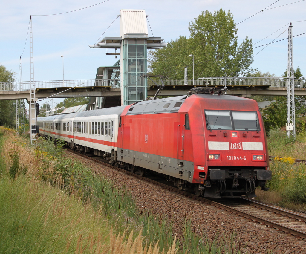 101 044-6 mit IC 2239 von Warnem�nde nach Leipzig Hbf bei der Durchfahrt im Haltepunkt Rostock-Marienehe.29.08.2015
