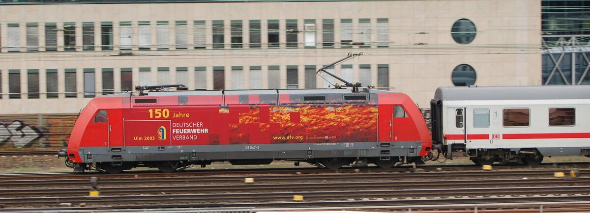 101 047-8  Feuerwehr  mit IC in Hannover Hbf am 17.04.2007.