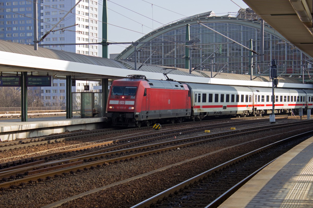 101 056 hat soeben einen Intercity nach Amsterdam bereitgestellt und wartet nun auf die Abfahrt.