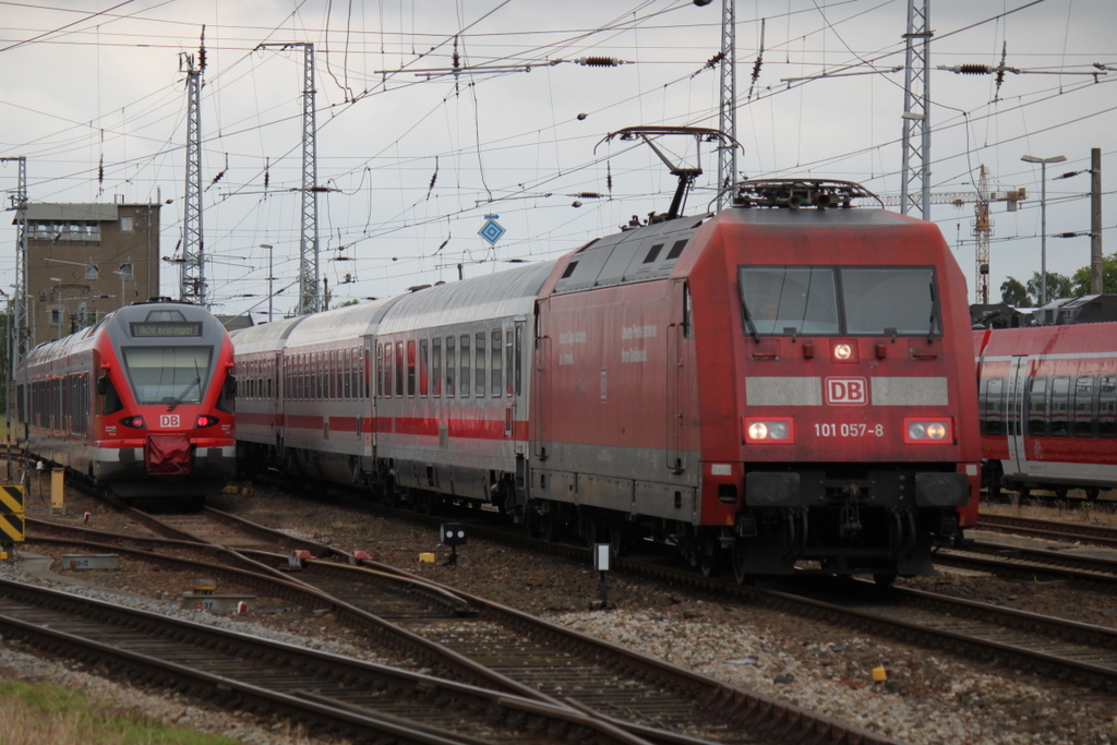101 057-8 mit IC 2238(Leipzig-Warnem�nde)bei der Einfahrt im Rostocker Hbf.14.06.2015