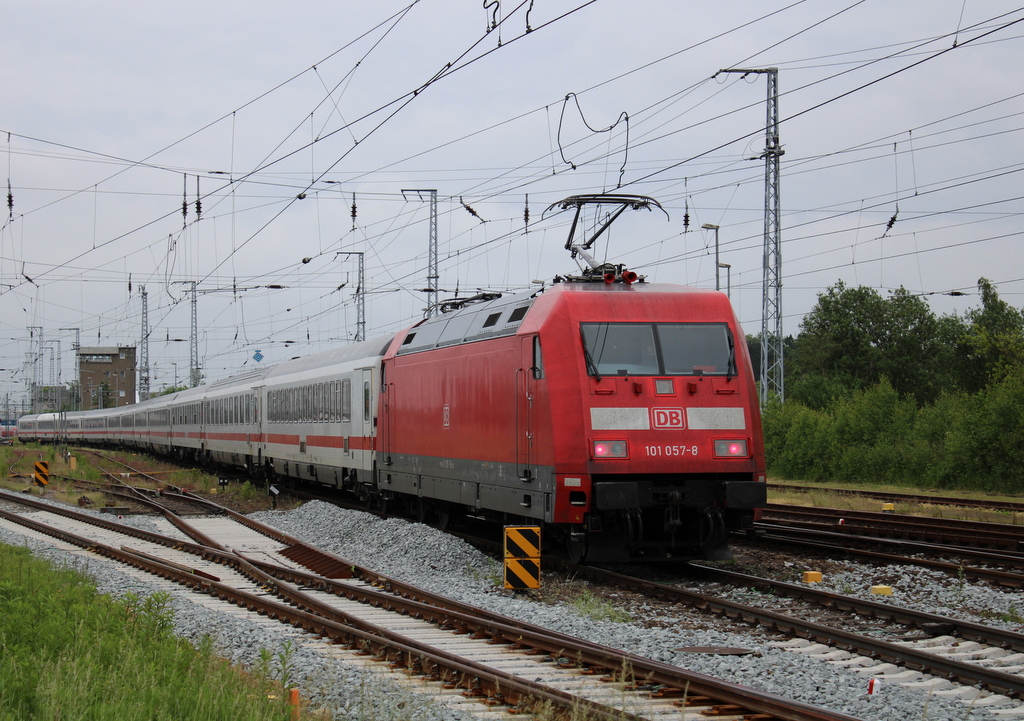 101 057 mit IC 2217(Z�ssow - Stuttgart)bei der Ausfahrt am 12.06.2021 im Rostocker Hbf. 