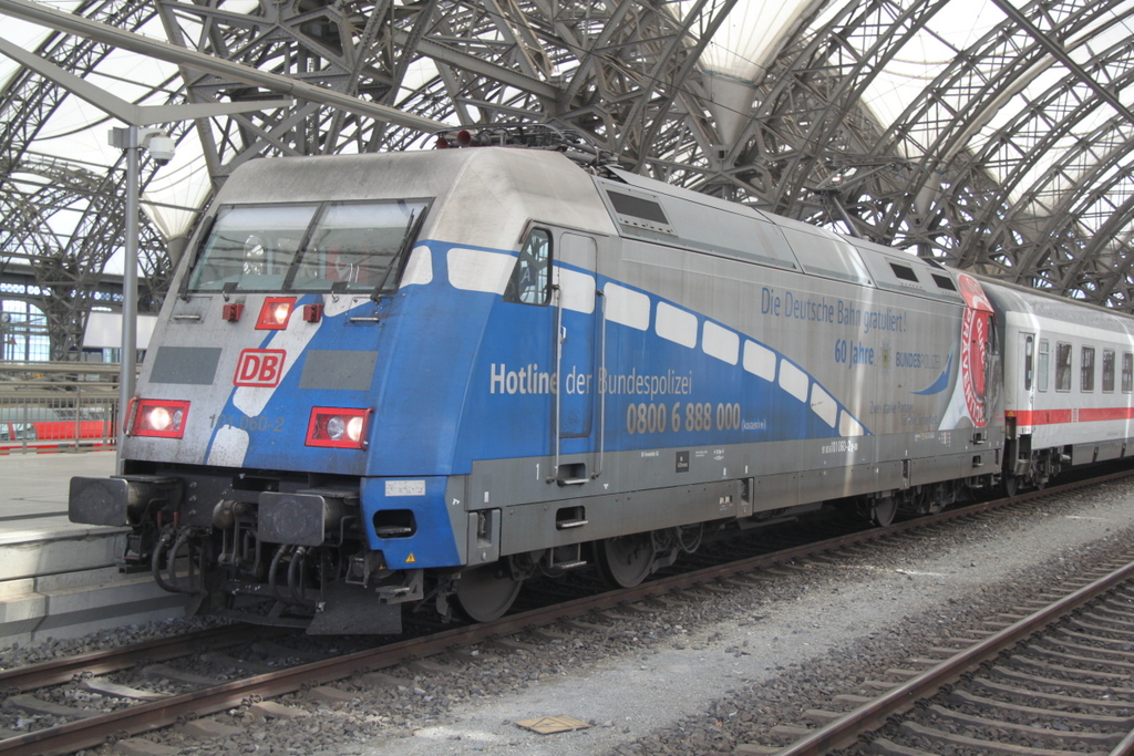 101 060-2 mit IC 2442(Dresden-K�ln)kurz vor der Ausfahrt im Dresdener Hbf am 12.07.2015